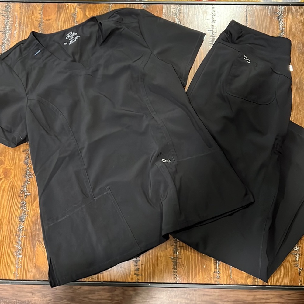 Cherokee infinity scrubs large top large bottom only wore a few times